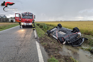 San Germano - Auto si ribalta nella roggia durante il nubifragio: Carabinieri salvano un automobilista