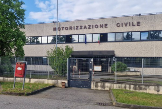 Vercelli – Scoperto con microcamera ai quiz della patente: segnalato dalla Polizia stradale