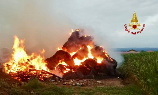 Incendio di rotoballe e fieno a Cerrione: intervento dei Vigili del Fuoco anche da Vercelli