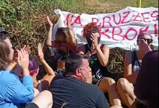 Arborio - Manifestanti protestano davanti al nuovo allevamento intensivo di galline