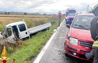 Crescentino - Scontro tra auto e furgone: feriti soccorsi e trasportati in ospedale