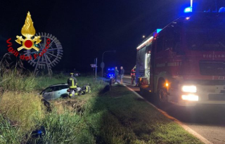 Fontanetto Po - Auto fuori strada nella notte: due persone soccorse