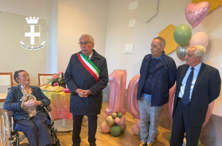 Vercelli - Festa alla RSA “Cervetto” per i 100 anni di Maria Lombardo: gli auguri del Sindaco Scheda