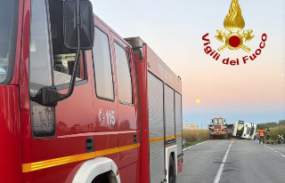 Trino - Autoarticolato si ribalta sulla Sp31 bis: autista in ospedale