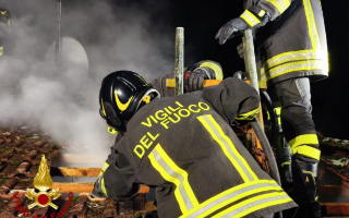 Vercelli - Principio d’incendio su un tetto in via Roggia Molinara, intervento dei Vigili del Fuoco