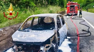 Valduggia - Auto in fiamme sulla SP76: intervento dei vigili del fuoco