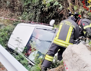 Scopa - Auto finisce in una scarpata: intervento dei Vigili del Fuoco