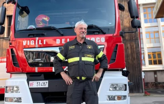 Vercelli - Il saluto dei Vigili del Fuoco a Primino Pareglio: in pensione dopo oltre 40 anni di servizio