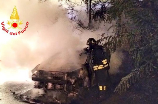 Serravalle Sesia - Auto in fiamme nella notte: intervento dei Vigili del Fuoco