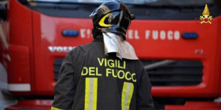 Vercelli - Uomo soccorso dai vigili del fuoco in un appartamento