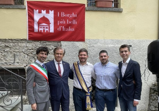 Rassa entra tra “I Borghi più belli d’Italia”: consegnata la bandiera ufficiale