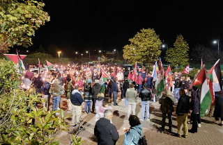 Vercelli - Sit-in davanti all’ospedale per Gaza: lumini e immagini dei sanitari uccisi