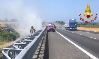 Balocco - Incendio di sterpaglie lungo l’A4: intervengono i Vigili del Fuoco