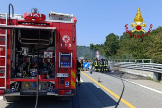 Alice Castello - Auto in fiamme in A5: nessun ferito