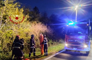 Serravalle Sesia - Motociclista finisce in un dirupo: recuperato dai Vigili del Fuoco
