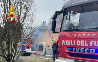 Palazzolo Vercellese - Incendio in una cascina, fiamme domate prima che raggiungessero le abitazioni
