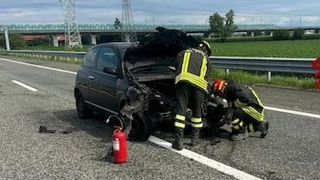 Santhià - Incidente in autostrada: intervento dei Vigili del Fuoco per evitare un incendio