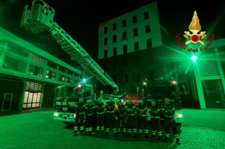 Vercelli – La sede dei Vigili del Fuoco si illumina di verde per la Giornata mondiale PANS-PANDAS