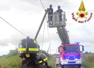 Crescentino - Palo pericolante in strada: intervengono i vigili del fuoco
