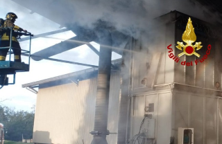 Rovasenda - Incendio in una ditta di legname: Vigili del Fuoco domano le fiamme